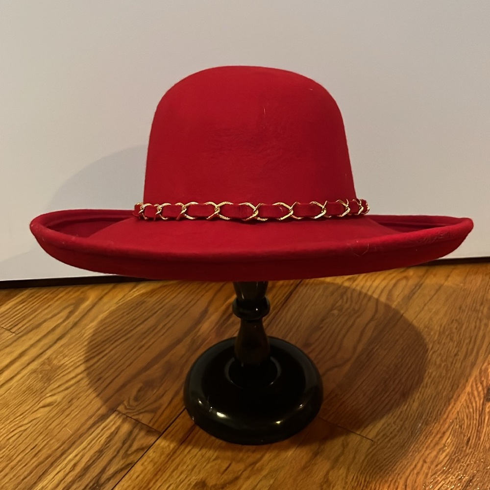 Red Chain Hat